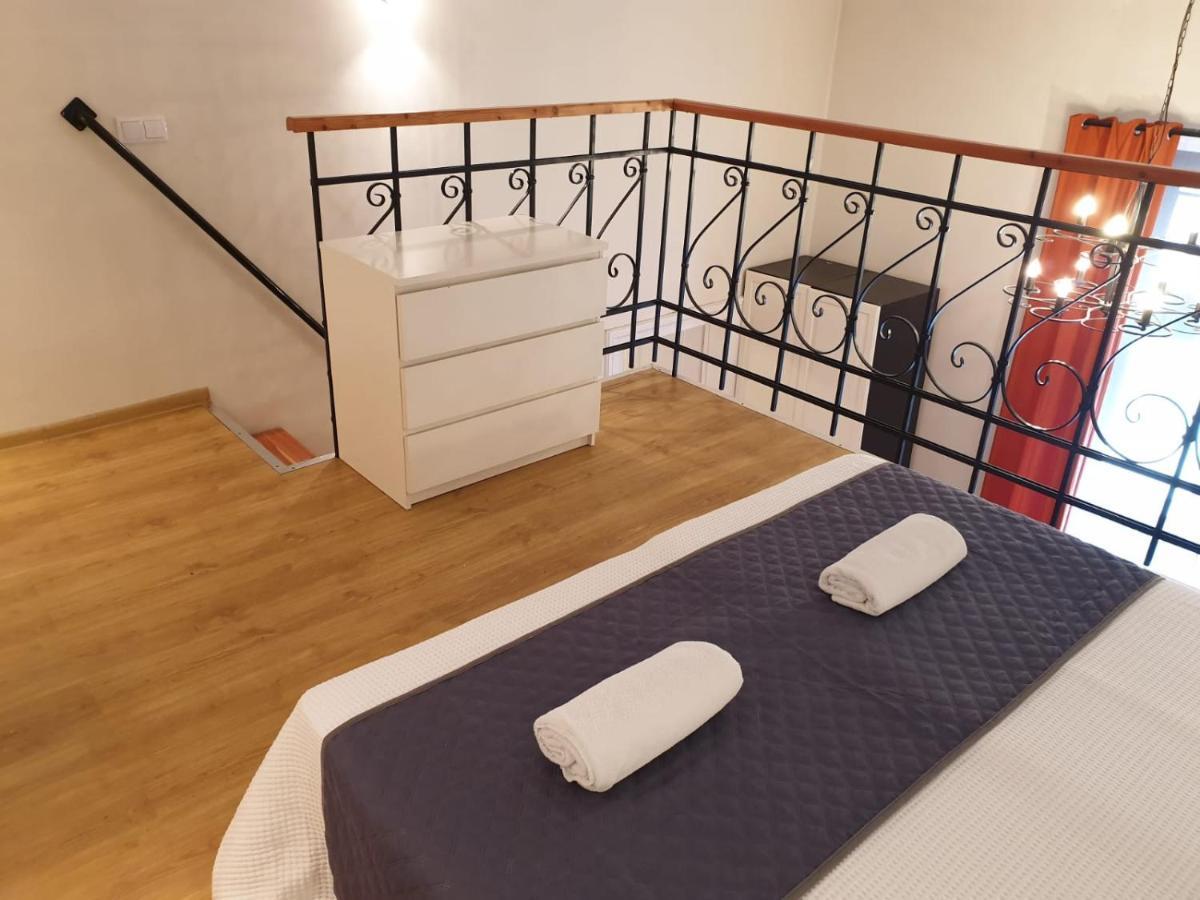 Golden With Lift - Old Town Apartment *