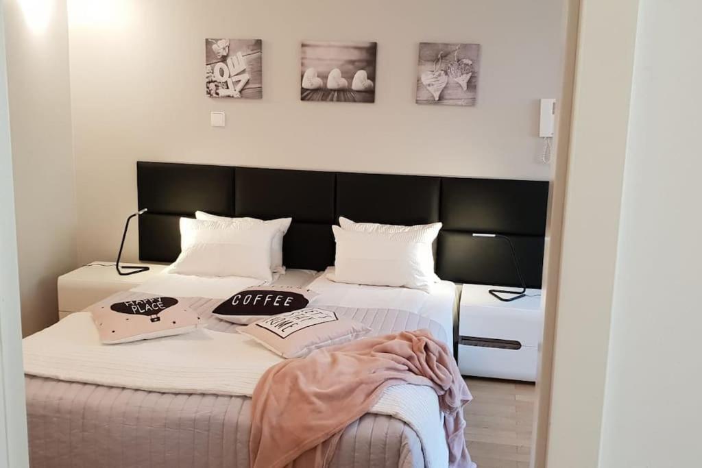 Golden With Lift - Old Town Apartment *