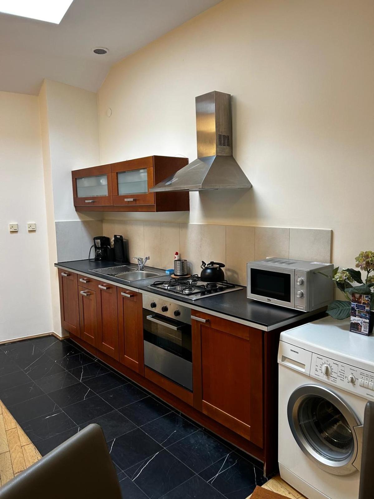 Golden With Lift - Old Town Apartment