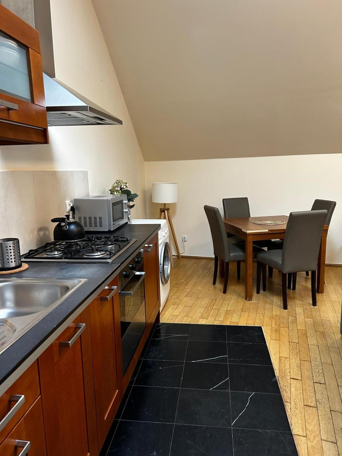 Golden With Lift - Old Town Apartment *
