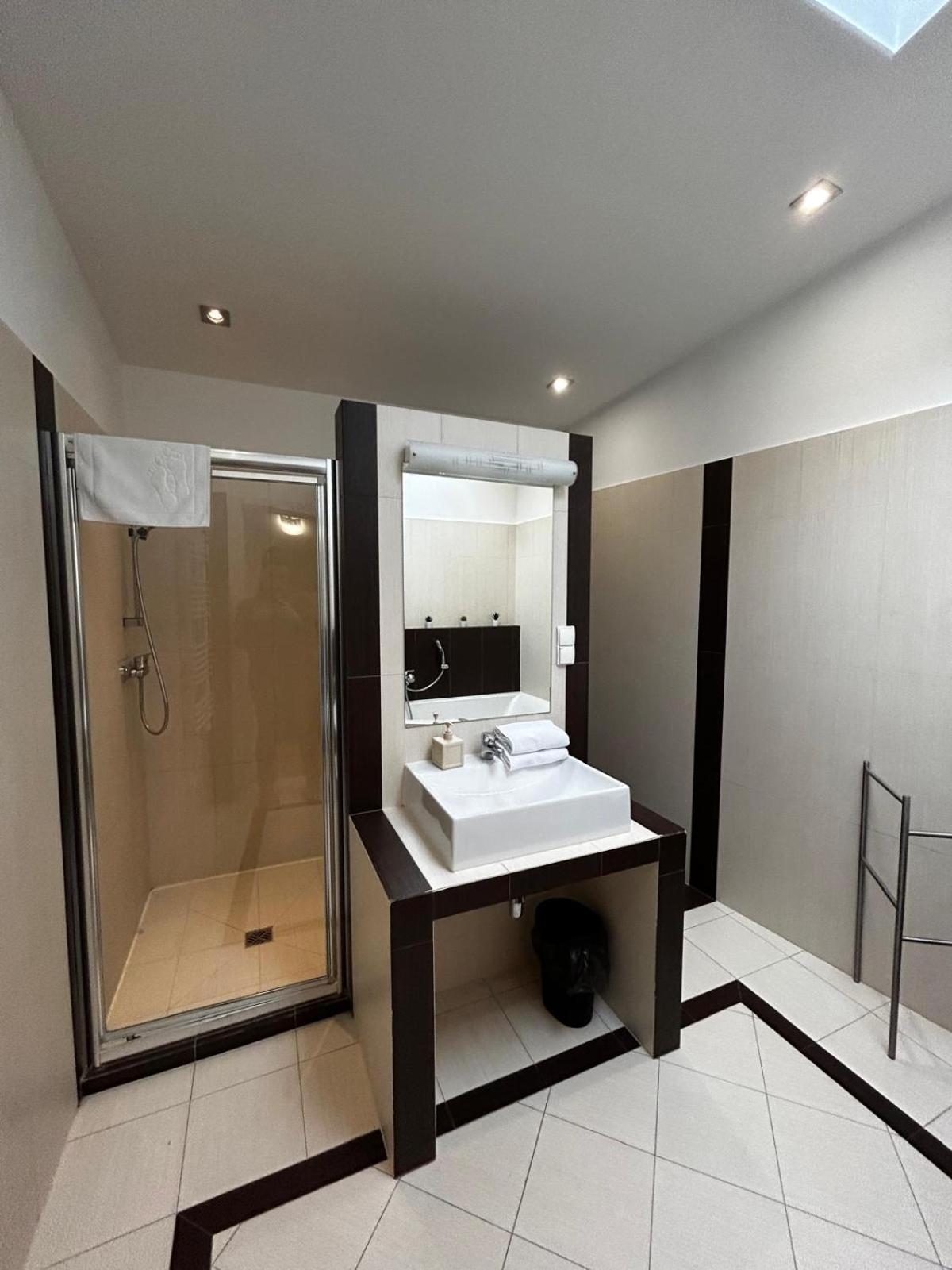 Golden With Lift - Old Town Apartment
