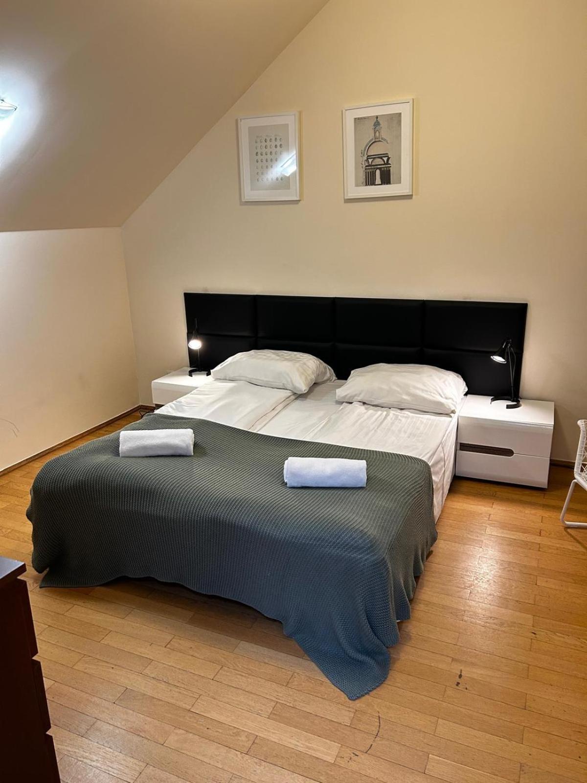 Golden With Lift - Old Town Apartment *
