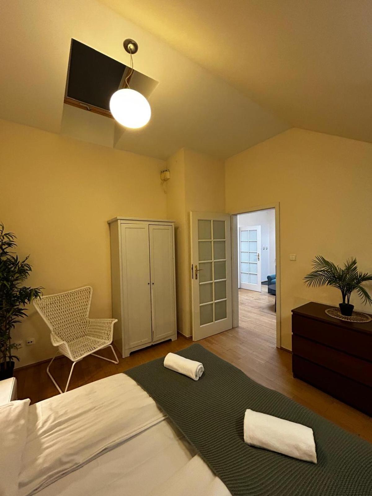 Golden With Lift - Old Town Apartment