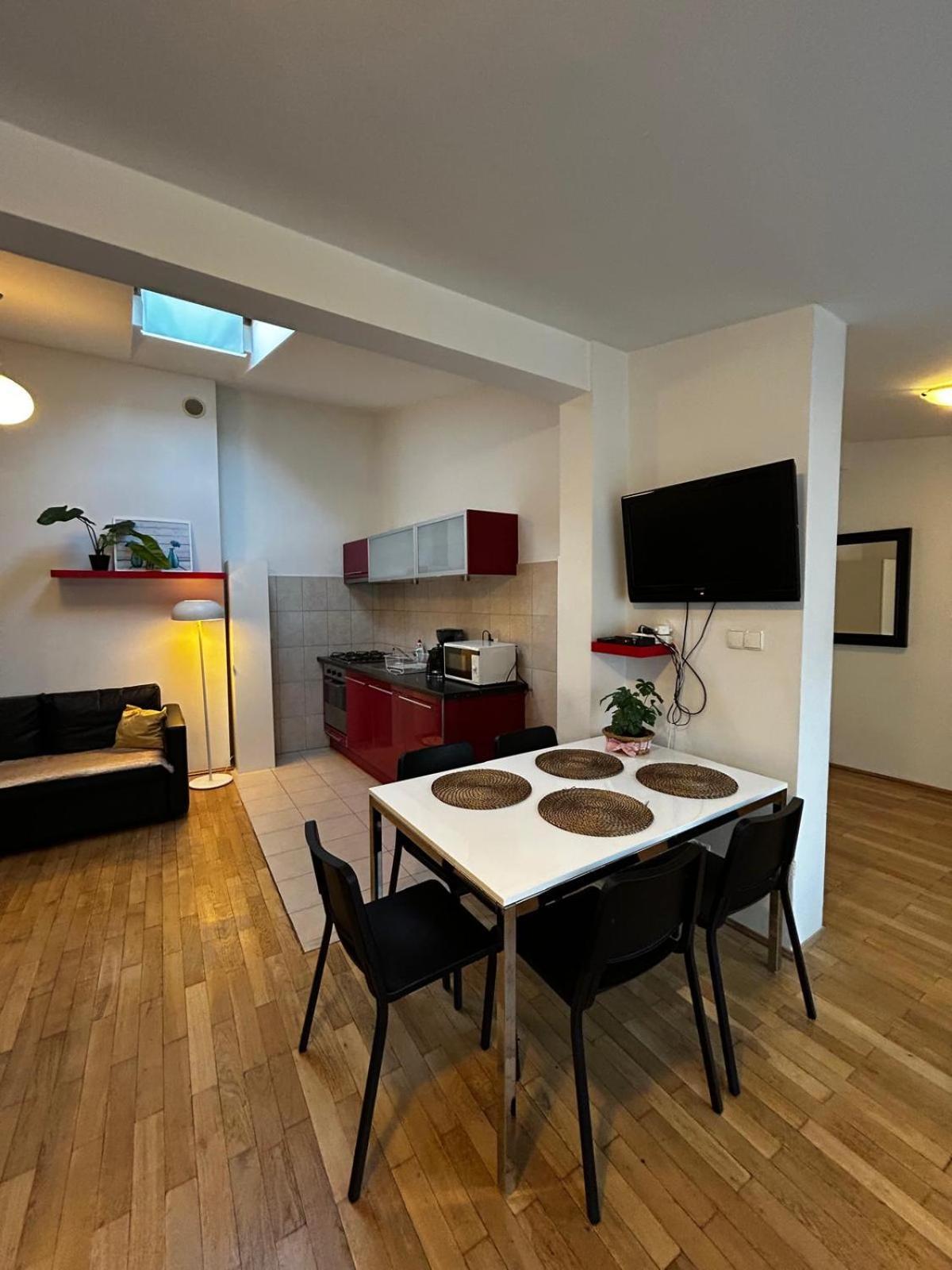 Golden With Lift - Old Town Apartment