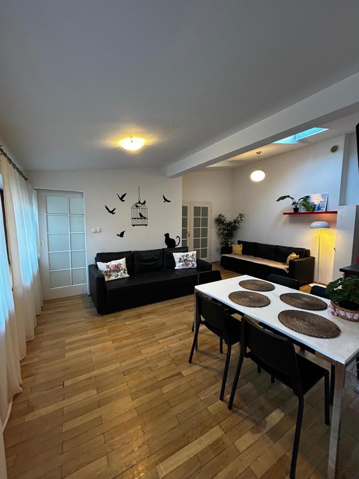 Golden With Lift - Old Town Apartment