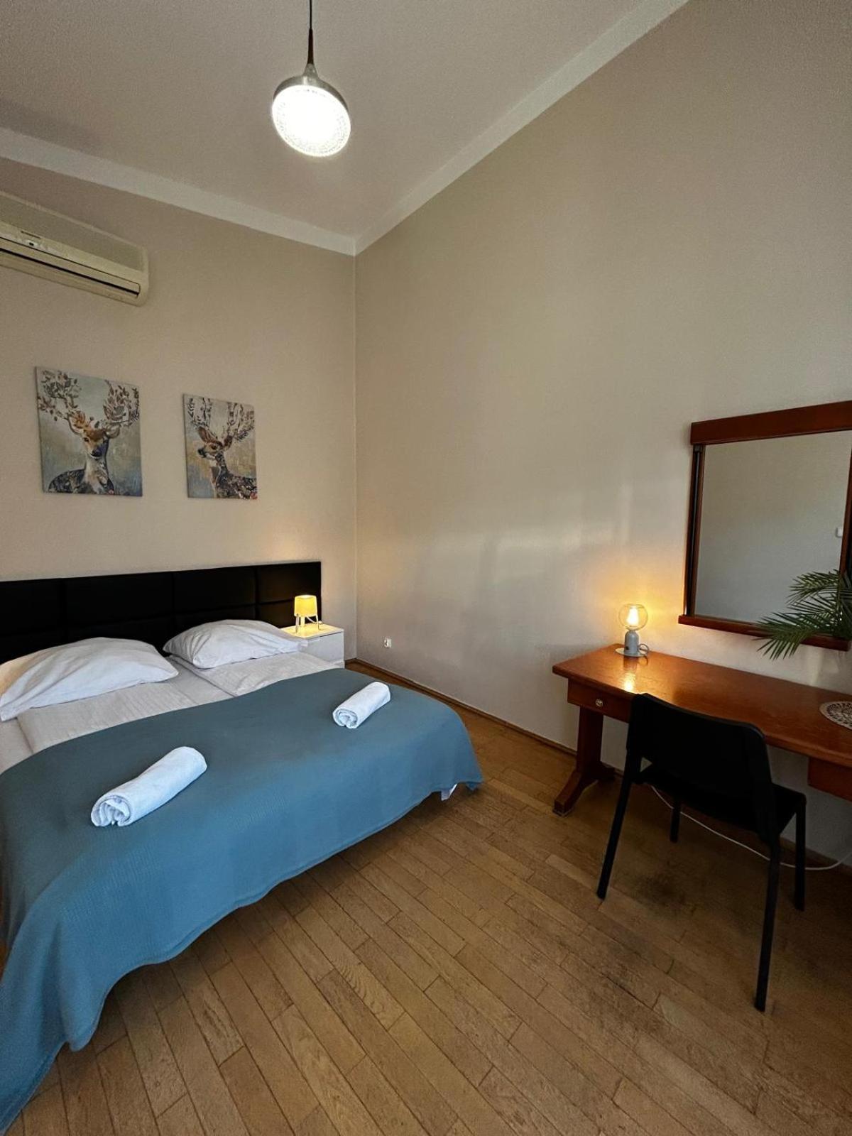 Golden With Lift - Old Town Apartment