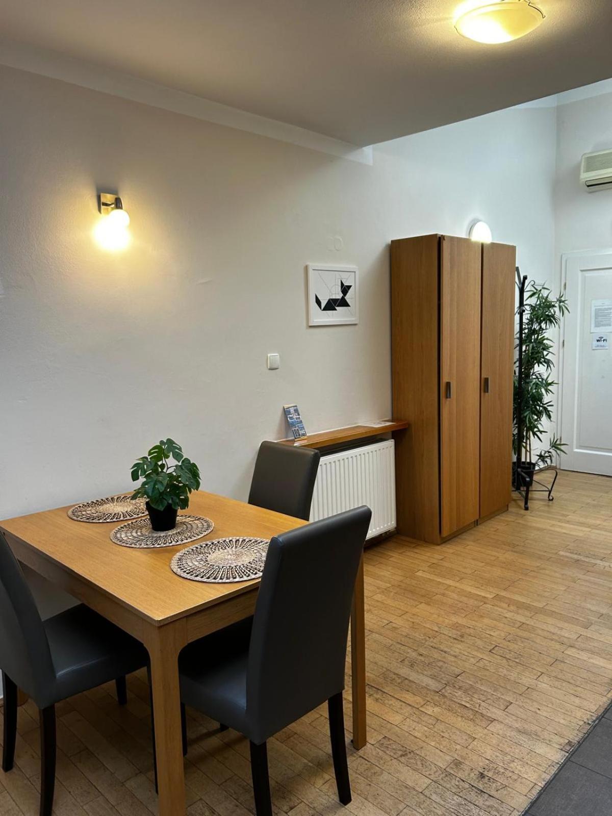Golden With Lift - Old Town Apartment *