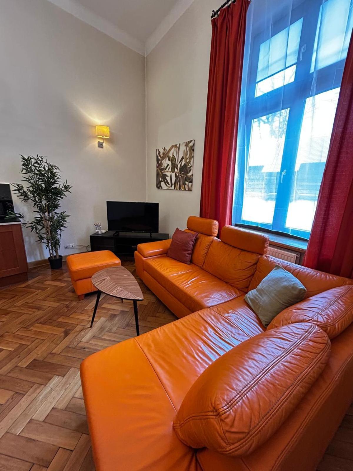 Golden With Lift - Old Town Apartment